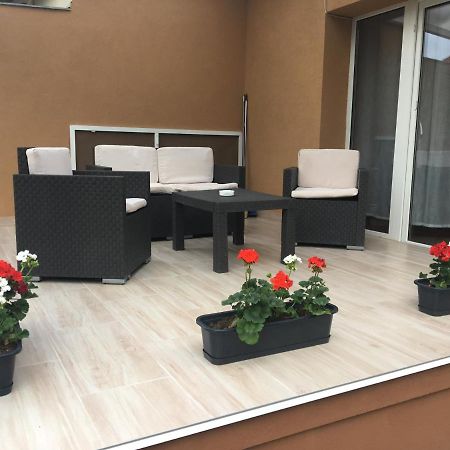 Pesti Apartmanhaz Buk Ngoại thất bức ảnh